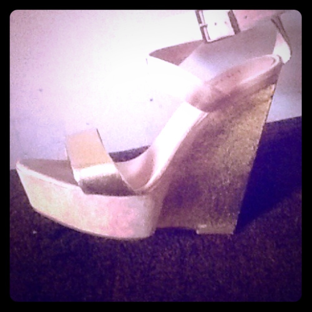 Nude/gold wedges